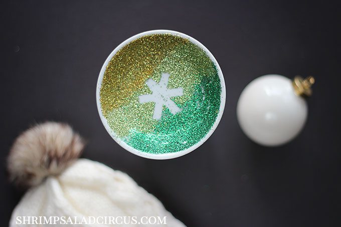 http://www.shrimpsaladcircus.com/wp-content/uploads/2014/12/Glitter-Snowflake-Dish-Tutorial-Final.jpg