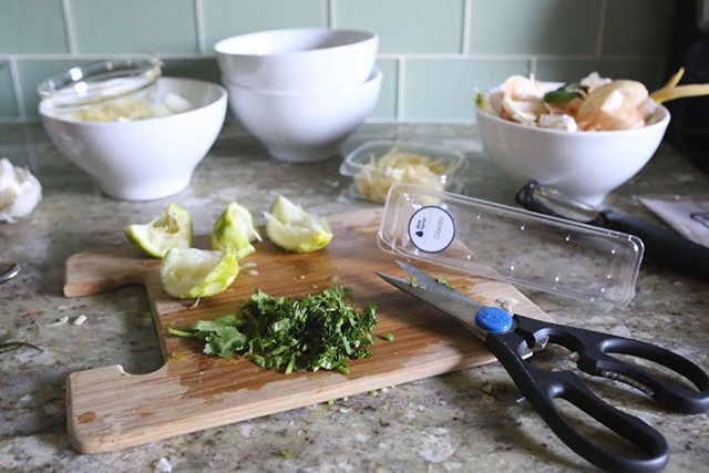 kitchen-hacks-and-cooking-tricks-chopping-fresh-herbs