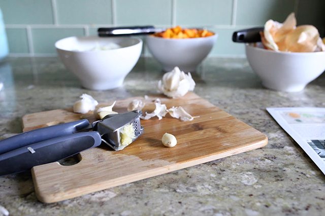 kitchen-hacks-and-cooking-tricks-mincing-garlic