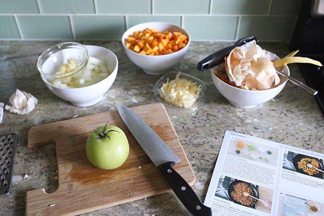 kitchen-hacks-and-cooking-tricks-trash-bowl