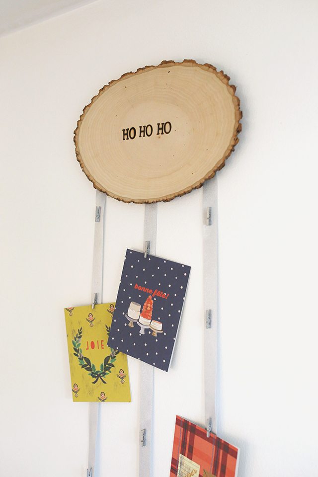 diy-christmas-card-holder-from-wood-slice-close-up