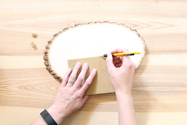 diy-christmas-card-holder-from-wood-slice-step-1