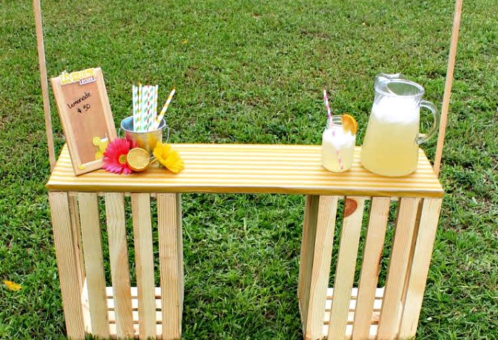 https://www.shrimpsaladcircus.com/wp-content/uploads/2019/09/DIY-Wooden-Crate-Lemonade-Stand2.jpg