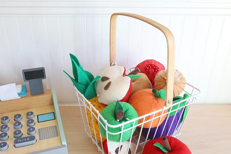 Are you looking for easy DIY felt food patterns, ideas, and templates for kids? This play food tutorial shows you how to make adorable fruits and vegetables for a play grocery store or kitchen!