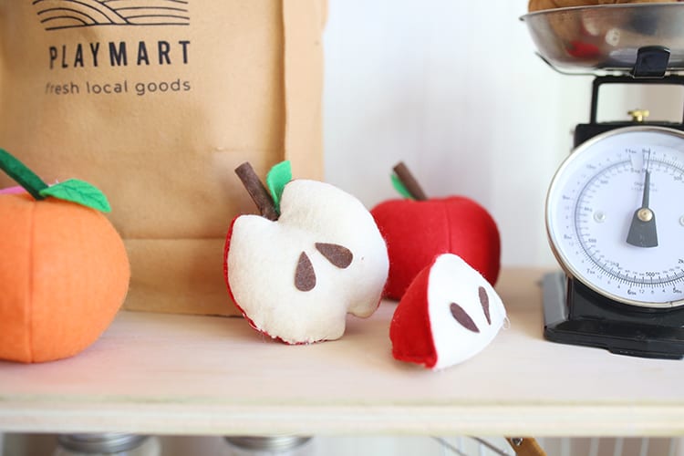 Are you looking for easy DIY felt food patterns, ideas, and templates for kids? This play food tutorial shows you how to make adorable fruits and vegetables for a play grocery store or kitchen!