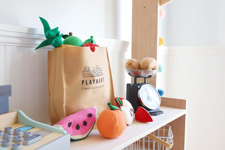 Are you looking for easy DIY felt food patterns, ideas, and templates for kids? This play food tutorial shows you how to make adorable fruits and vegetables for a play grocery store or kitchen!