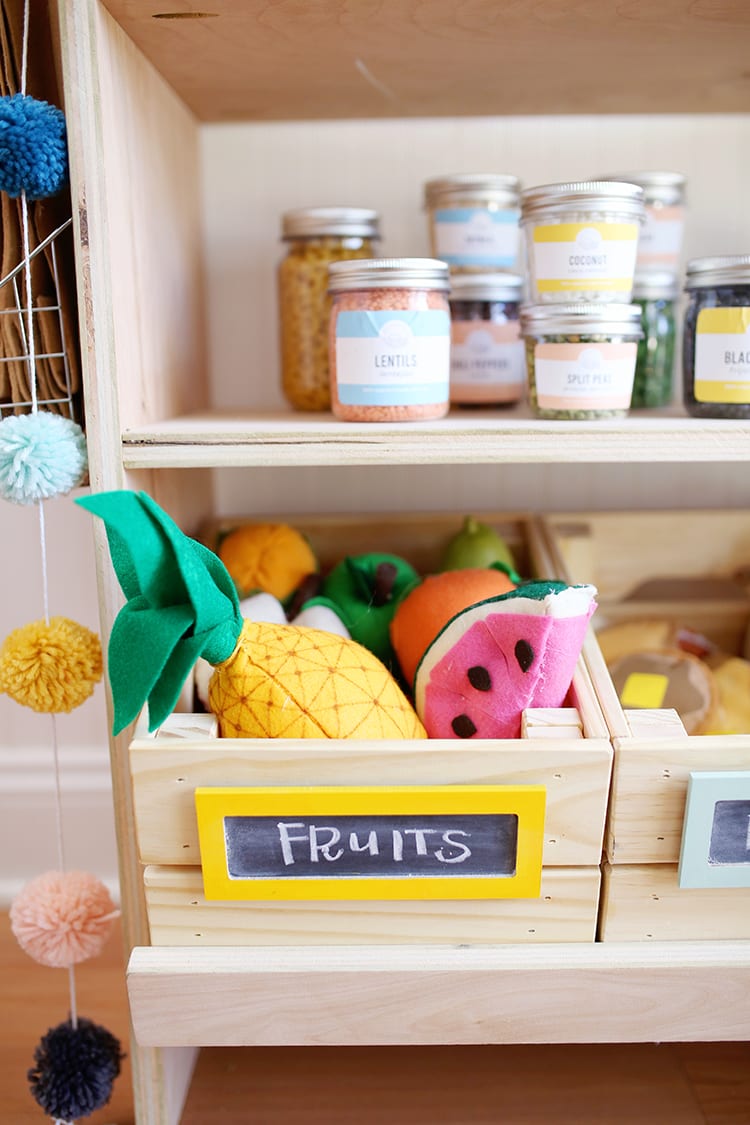 Are you looking for easy DIY felt food patterns, ideas, and templates for kids? This play food tutorial shows you how to make adorable fruits and vegetables for a play grocery store or kitchen!