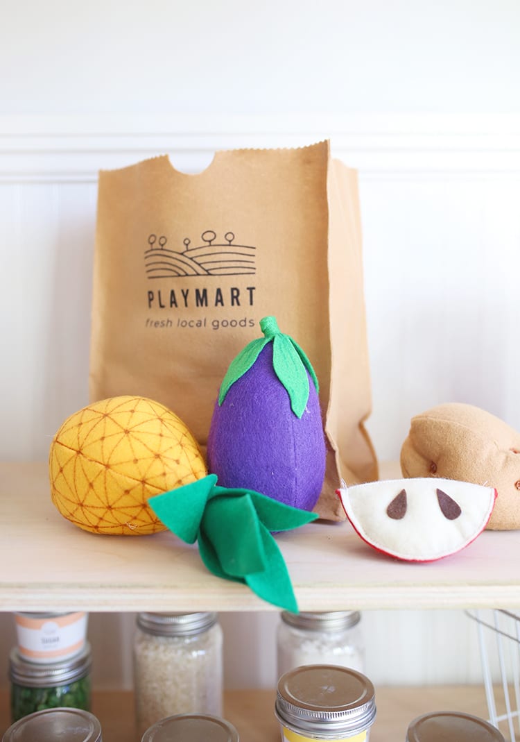 Are you looking for easy DIY felt food patterns, ideas, and templates for kids? This play food tutorial shows you how to make adorable fruits and vegetables for a play grocery store or kitchen!