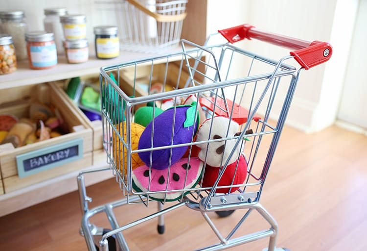 Are you looking for easy DIY felt food patterns, ideas, and templates for kids? This play food tutorial shows you how to make adorable fruits and vegetables for a play grocery store or kitchen!