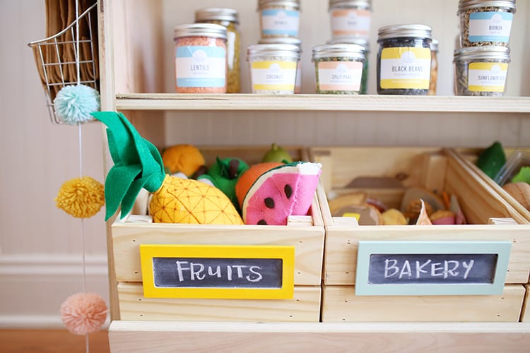 Are you looking for easy DIY felt food patterns, ideas, and templates for kids? This play food tutorial shows you how to make adorable fruits and vegetables for a play grocery store or kitchen!