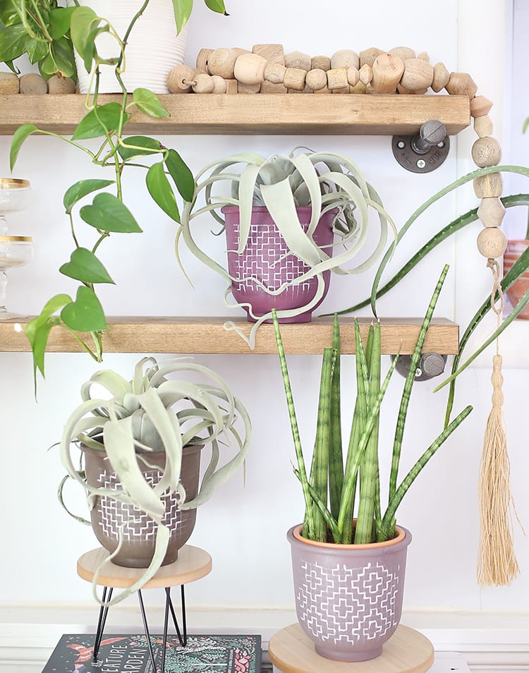 Looking for modern DIY painted terra cotta pots ideas? This boho painted pot idea with acrylic paint uses fun, simple geometric design inspired by sashiko embroidery patterns.