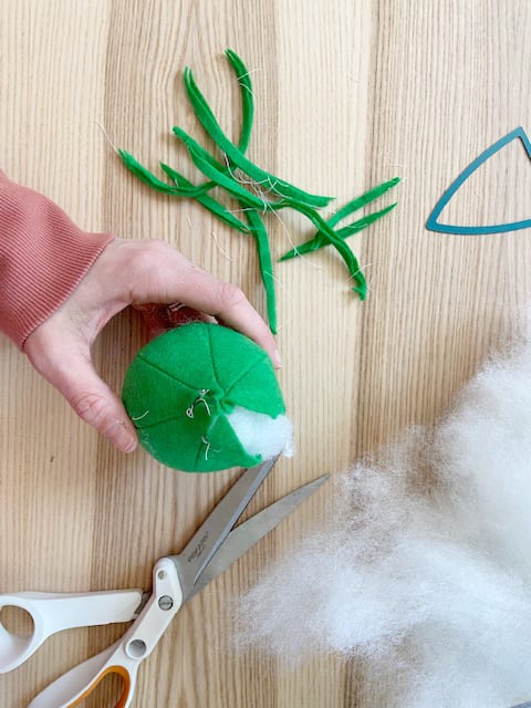 Are you looking for easy DIY felt food patterns, ideas, and templates for kids? This play food tutorial shows you how to make adorable fruits and vegetables for a play grocery store or kitchen!