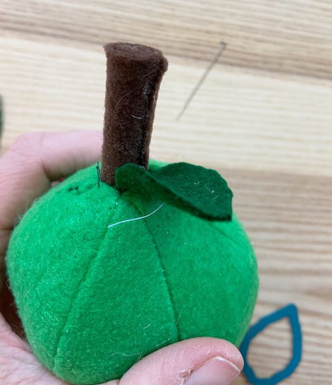 Are you looking for easy DIY felt food patterns, ideas, and templates for kids? This play food tutorial shows you how to make adorable fruits and vegetables for a play grocery store or kitchen!