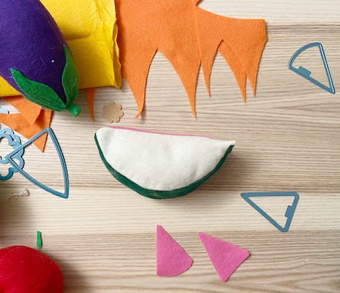 Are you looking for easy DIY felt food patterns, ideas, and templates for kids? This play food tutorial shows you how to make adorable fruits and vegetables for a play grocery store or kitchen!