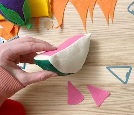 Are you looking for easy DIY felt food patterns, ideas, and templates for kids? This play food tutorial shows you how to make adorable fruits and vegetables for a play grocery store or kitchen!