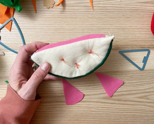 Are you looking for easy DIY felt food patterns, ideas, and templates for kids? This play food tutorial shows you how to make adorable fruits and vegetables for a play grocery store or kitchen!