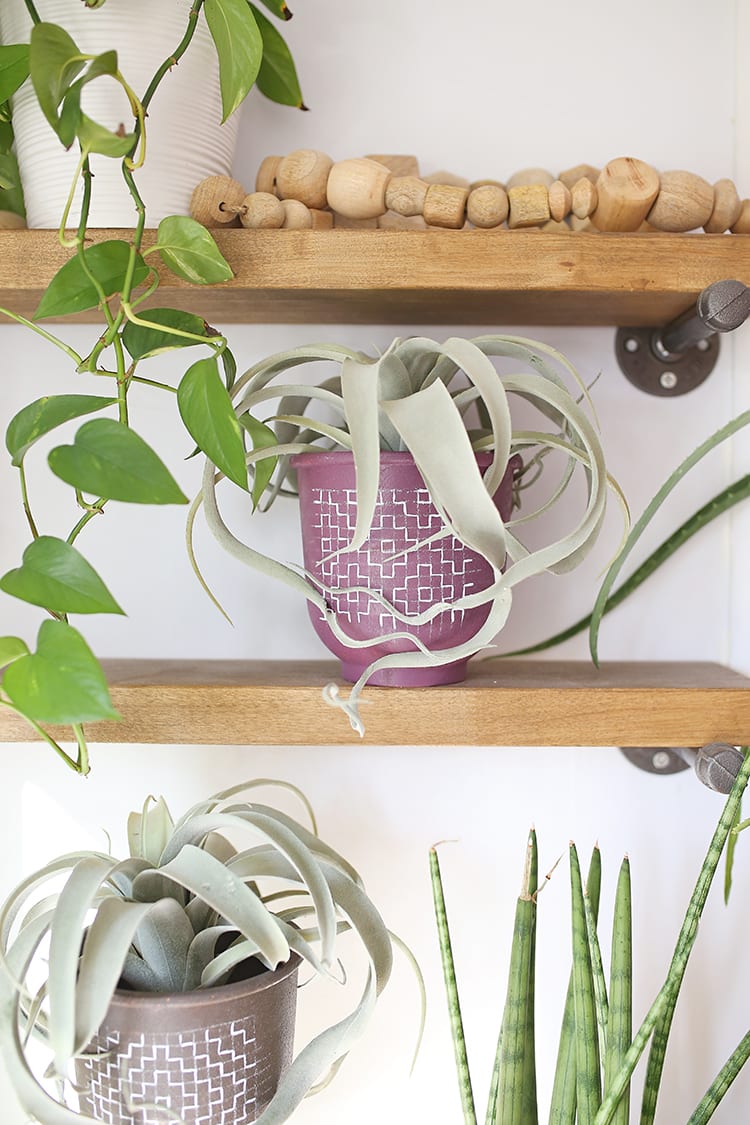 Looking for modern DIY painted terra cotta pots ideas? This boho painted pot idea with acrylic paint uses fun, simple geometric design inspired by sashiko embroidery patterns.