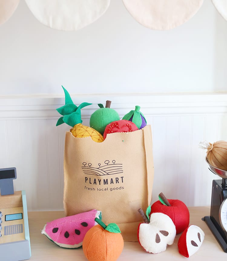 Are you looking for easy DIY felt food patterns, ideas, and templates for kids? This play food tutorial shows you how to make adorable fruits and vegetables for a play grocery store or kitchen!