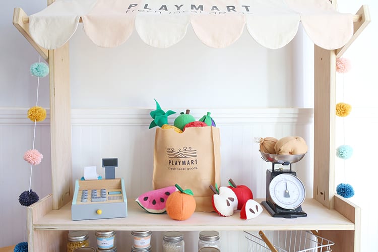 Are you looking for easy DIY felt food patterns, ideas, and templates for kids? This play food tutorial shows you how to make adorable fruits and vegetables for a play grocery store or kitchen!