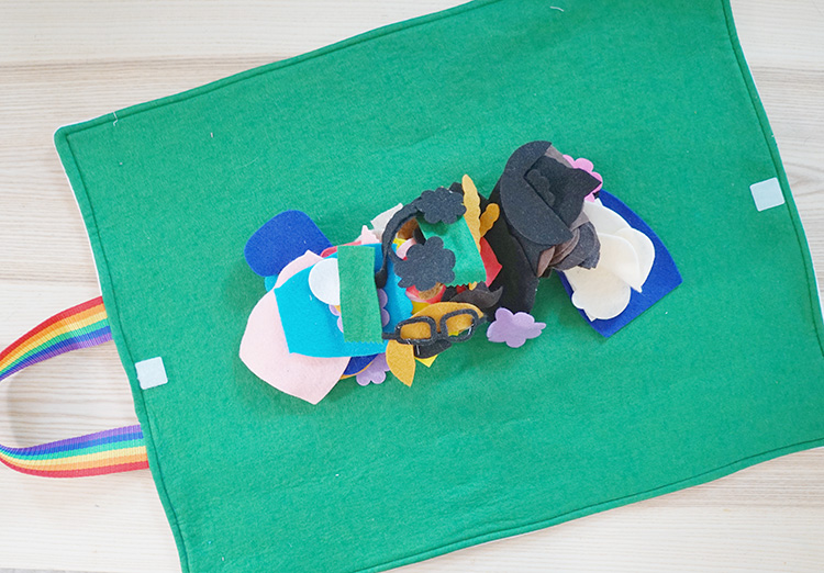 Felt play mat that fold into a tote bag